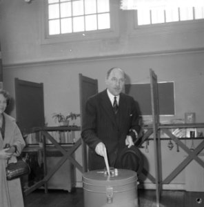 Minister Luns (Buitenlandse Zaken) brengt zijn stem uit in het stembureau aan de, Bestanddeelnr 915-1606