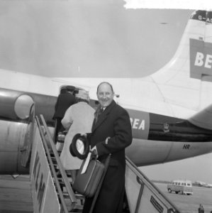 Minister Luns met echtgenote naar IJsland vertrokken, vanaf Schiphol Minister L, Bestanddeelnr 915-1684