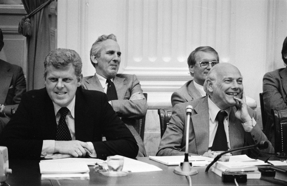 Minister Duisenberg (l) en premier Den Uyl achter hen de staatssecretarissen Kl, Bestanddeelnr 928-8261