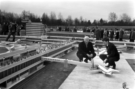 Minister drs. J. A. Bakker van Verkeer en Waterstaat opent Madurodam. Minister B, Bestanddeelnr 923-3802