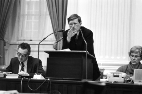 Minister Hans Wiegel spreekt, gesecondeerd door staatssecretarissen Ted Hazekam…, Bestanddeelnr 930-1329
