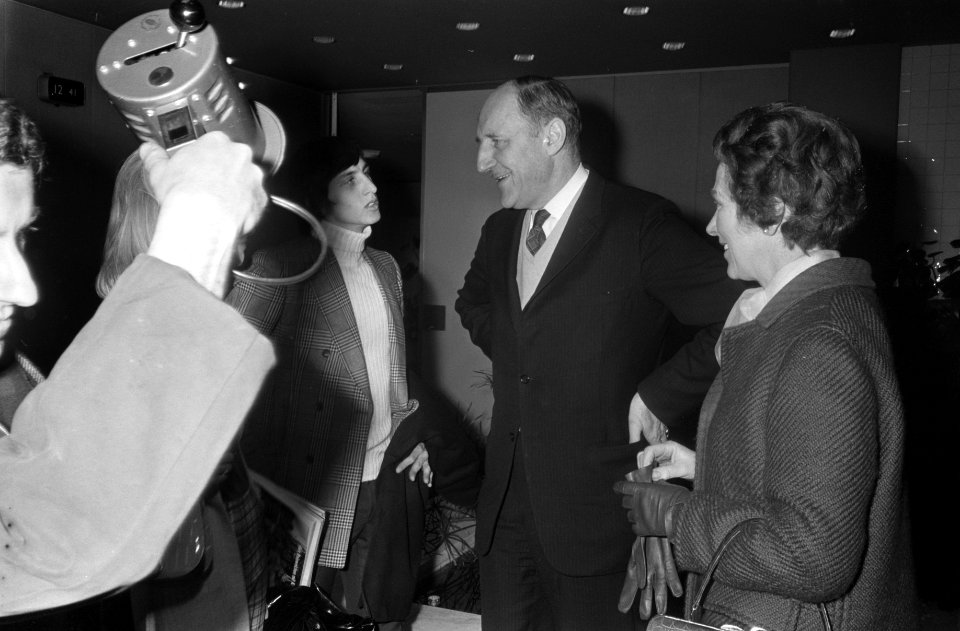 Minister Luns en Johan Cruijff met echtgenote vertrekken samen naar Wassenbeelde, Bestanddeelnr 923-3180
