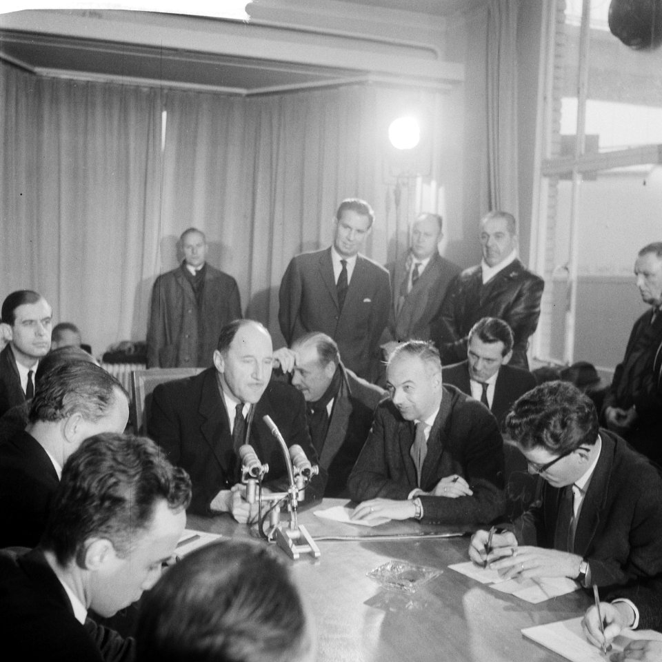 Minister Luns op Schiphol terug uit New York . Tijdens persconferentie, Bestanddeelnr 913-2447