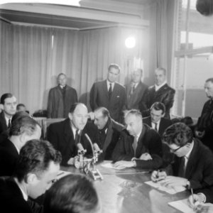 Minister Luns op Schiphol terug uit New York . Tijdens persconferentie, Bestanddeelnr 913-2447