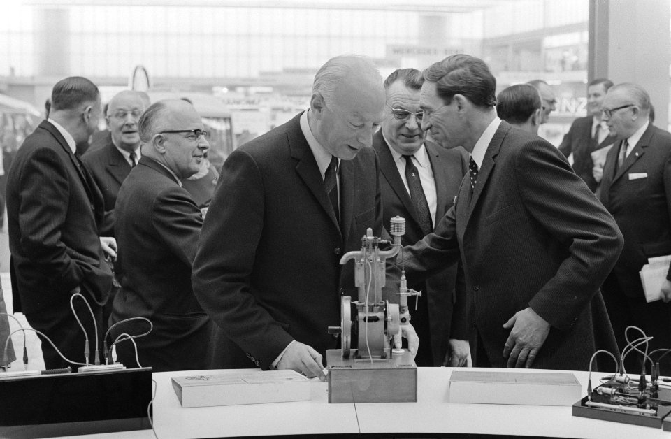 Minister drs. Bakker van Verkeer en Waterstaat opent bedrijfsautotentoonstelling, Bestanddeelnr 934-6543