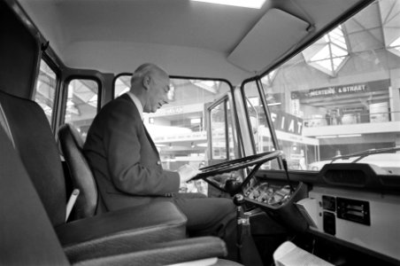 Minister drs. Bakker van Verkeer en Waterstaat opent bedrijfsautotentoonstelling, Bestanddeelnr 923-2224