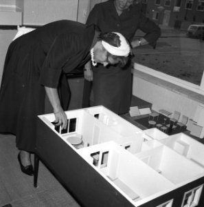 Minister dr MAM Klompe bracht bezoek aan werkwoning in Tuindorp (Osdorp Amst, Bestanddeelnr 914-1806