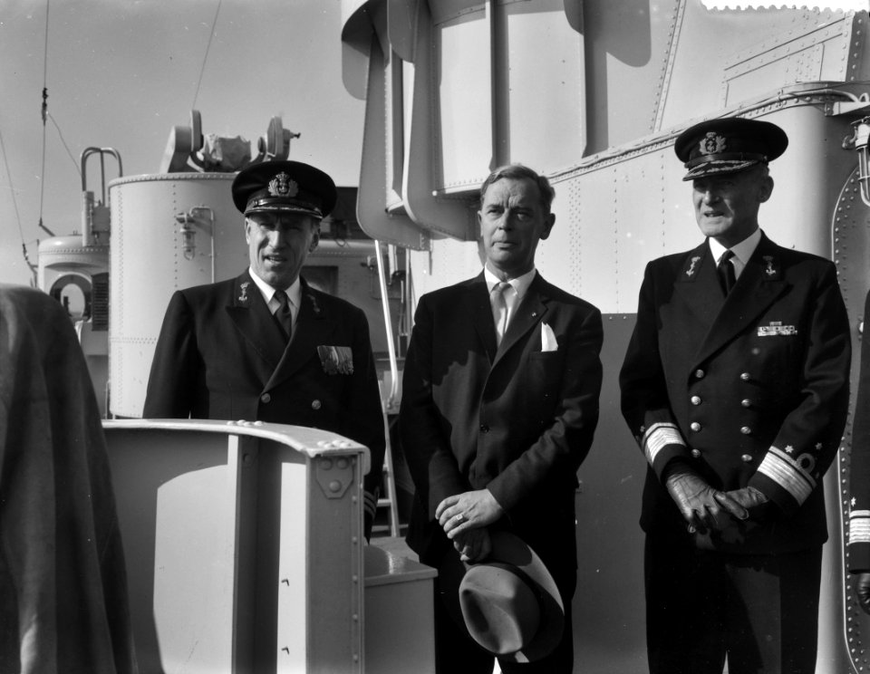 Minister Ir S H Visser (Defensie) bezoekt Den Helder verlaat schip, Bestanddeelnr 910-7304