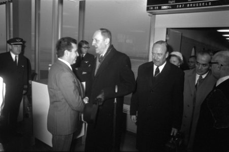 Minister Luns arriveert op Schiphol na een bezoek aan Bulgarije, Bestanddeelnr 923-1814