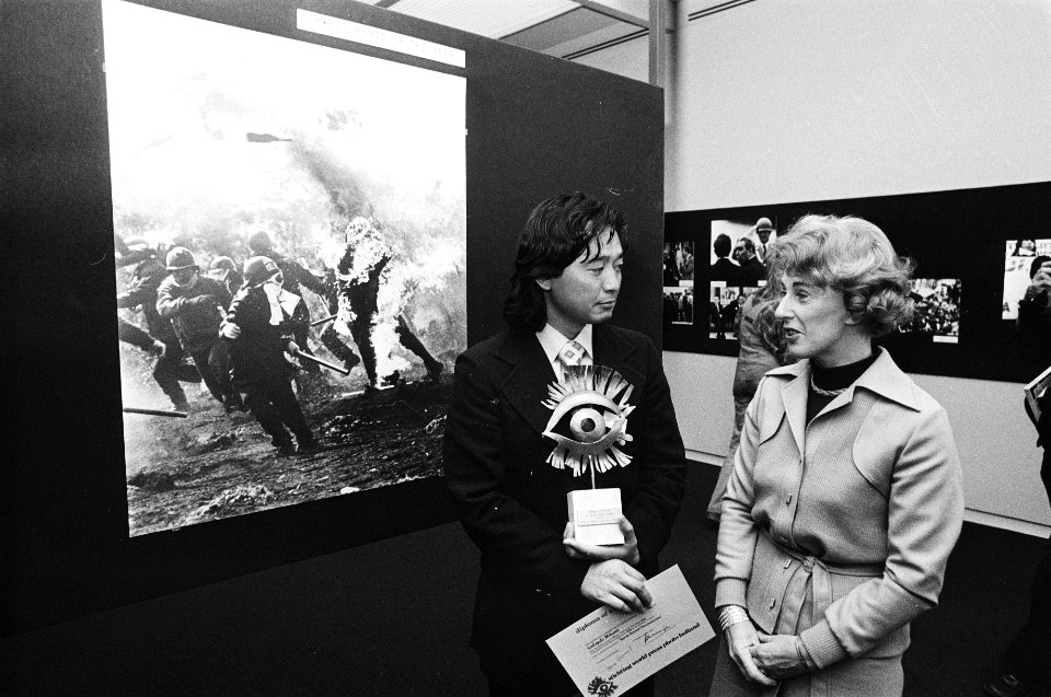 Minister Gardeniers met de winnaar, de Japanner Sadayuki Mikami, vóór de winnend, Bestanddeelnr 930-2003