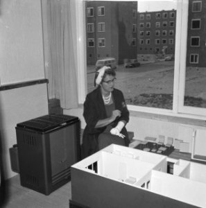 Minister dr MAM Klompe bracht bezoek aan werkwoning in Tuindorp (Osdorp Amst, Bestanddeelnr 914-1804