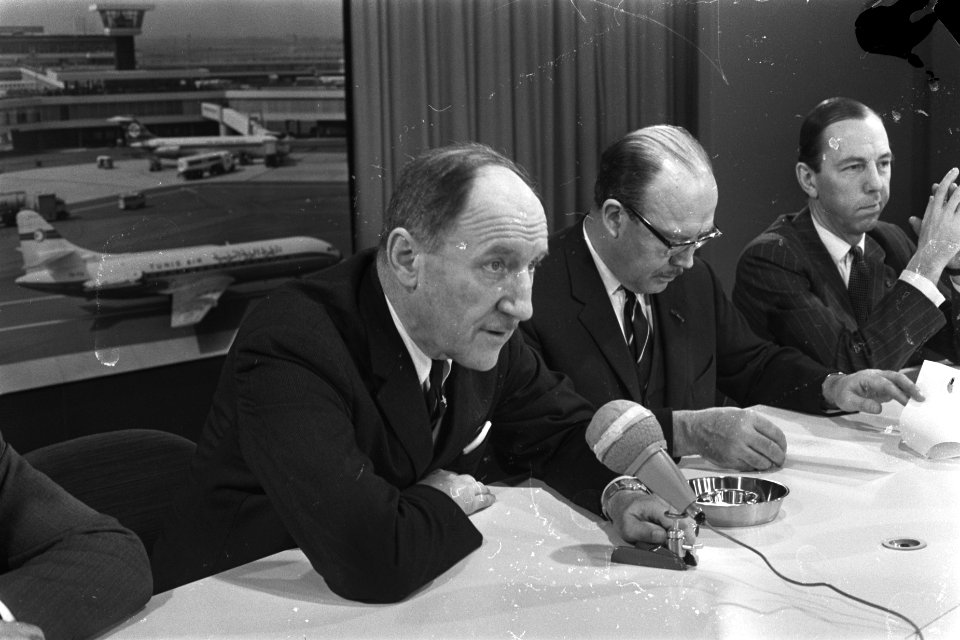 Minister Luns arriveert op Schiphol na een bezoek aan Bulgarije. Minister Luns e, Bestanddeelnr 923-1812