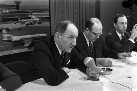 Minister Luns arriveert op Schiphol na een bezoek aan Bulgarije. Minister Luns e, Bestanddeelnr 923-1812