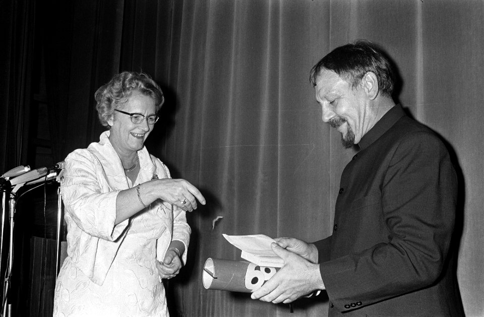 Minister dr. M. A. M. Klompé reikt Staatsprijs voor de Film uit aan Louis van Ga, Bestanddeelnr 922-8582