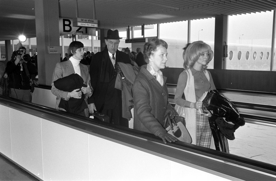 Minister Luns en Johan Cruijff met echtgenote vertrekken samen naar Wassenbeelde, Bestanddeelnr 923-3182