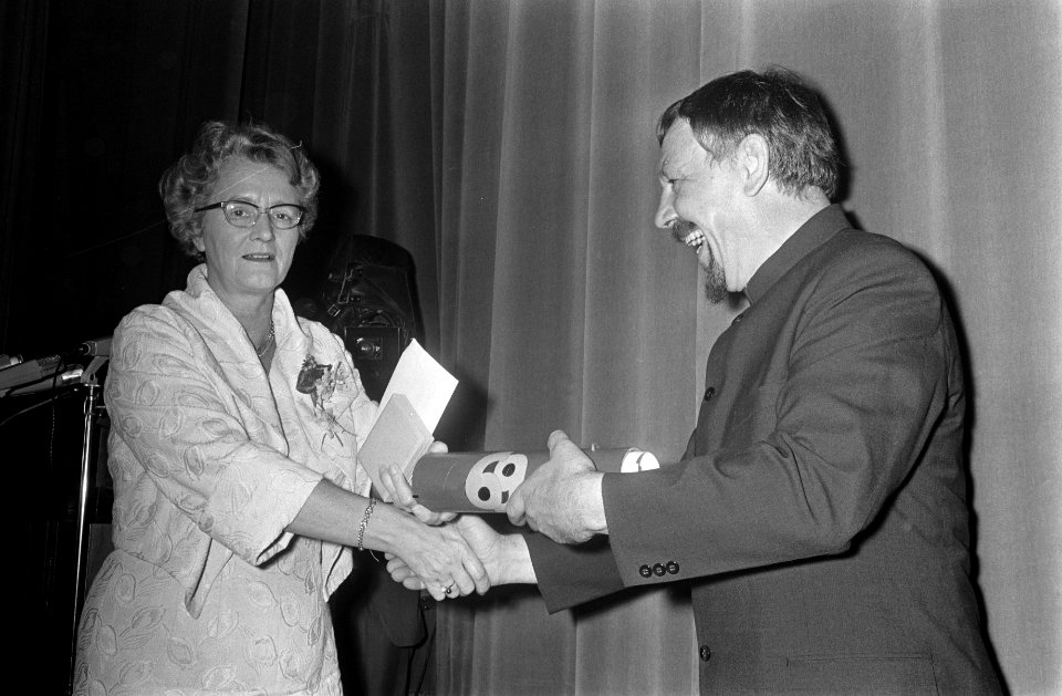 Minister dr. M. A. M. Klompé reikt Staatsprijs voor de Film uit aan Louis van Ga, Bestanddeelnr 922-8583
