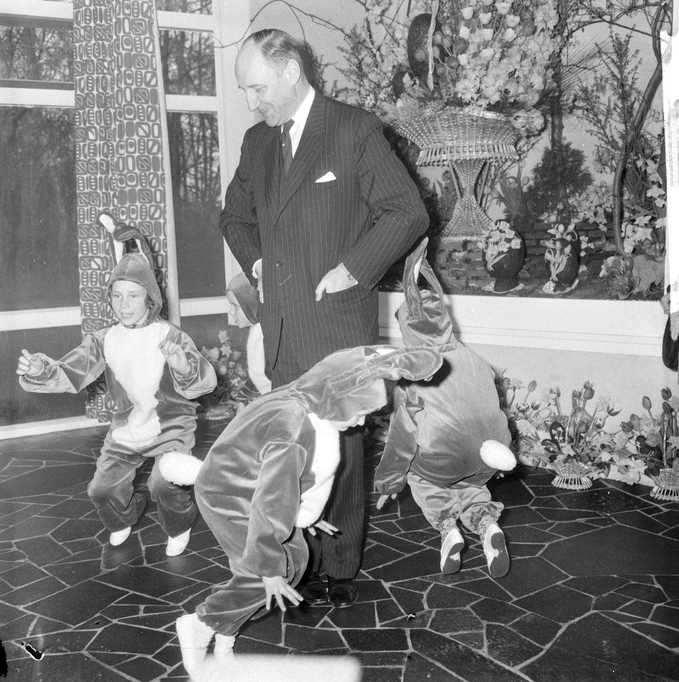 Minister Luns opent Keukenhof in Lisse, te midden van dansende paashaasjes, Bestanddeelnr 916-2261