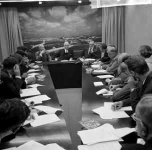 Minister H.H. Fowler op Schiphol, tijdens persconferenti, Bestanddeelnr 918-1636