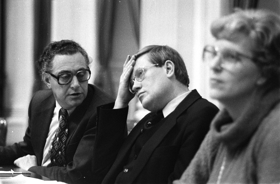 Minister H. Wiegel van Binnenlandse Zaken in gesprek met staatssecretaris Ted Ha, Bestanddeelnr 930-1328