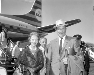 Minister Luns (met strohoed) terug van vakantie op Schiphol, Minister Luns en ec, Bestanddeelnr 919-4577