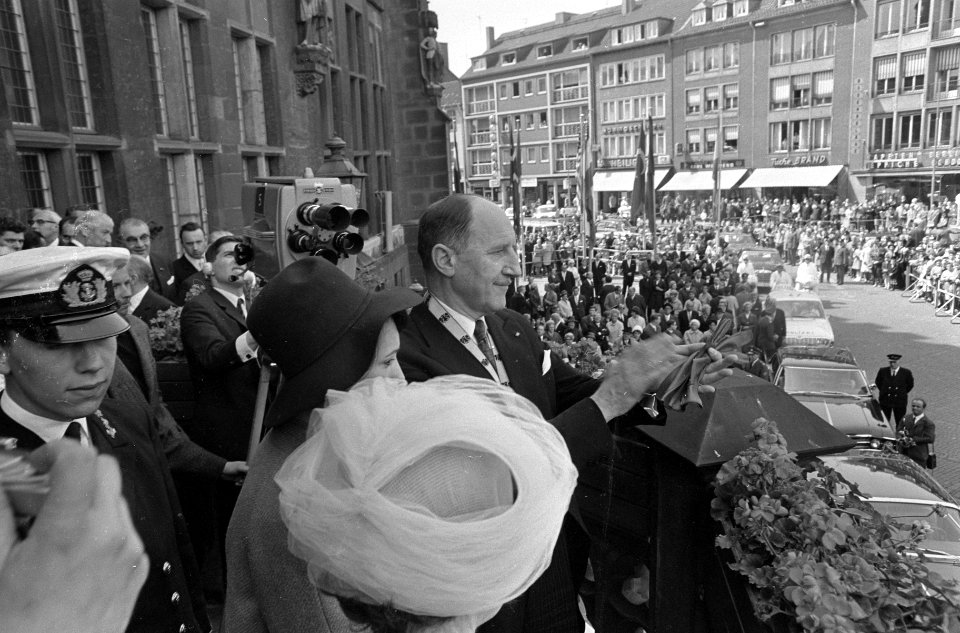 Minister Luns ontvangt Karel de Grote prijs, Bestanddeelnr 920-3002