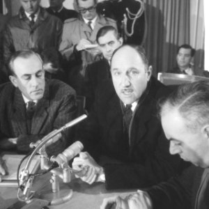 Minister Luns op Schiphol terug uit New York . Tijdens persconferentie, Bestanddeelnr 913-2448