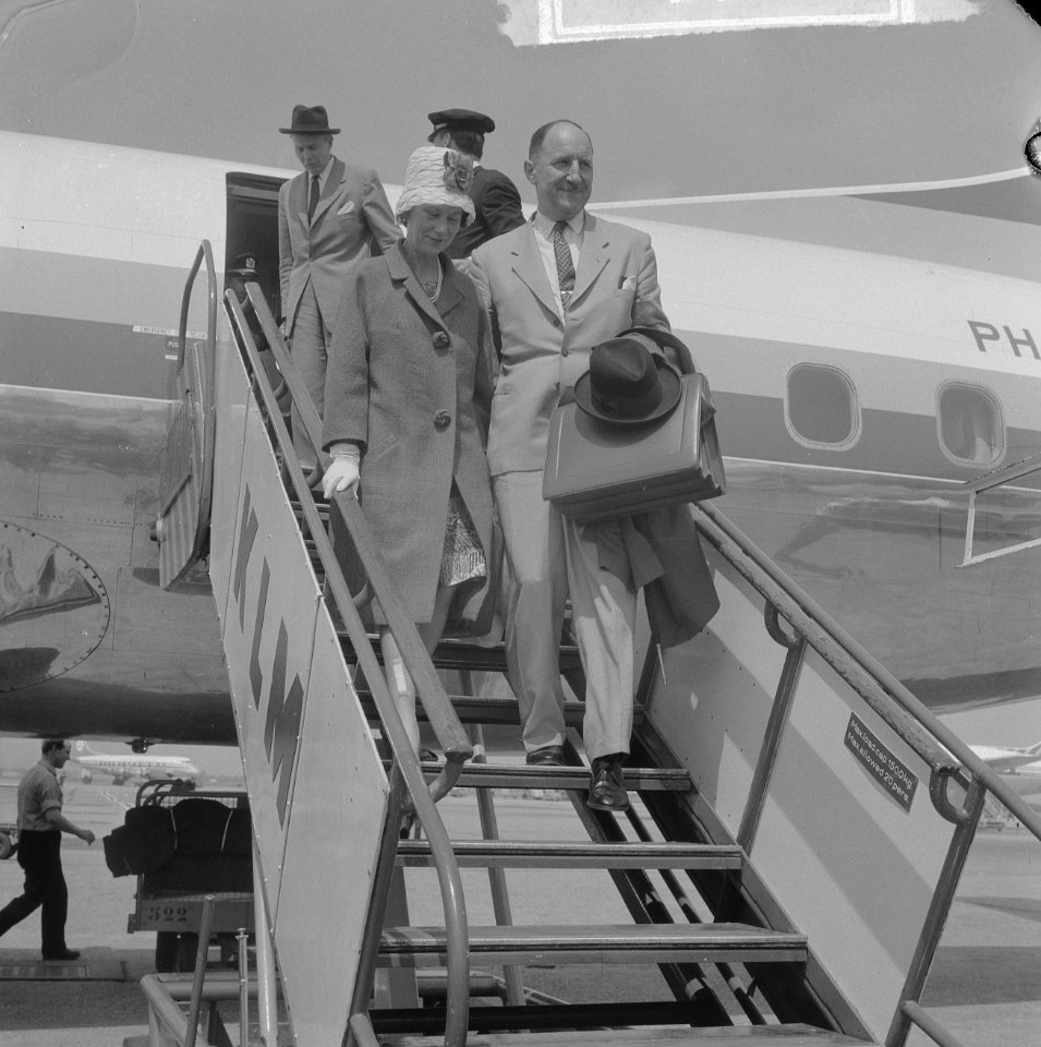 Minister Luns en echtgenote terug uit Rusland, aankomst op Schiphol, Bestanddeelnr 916-6399