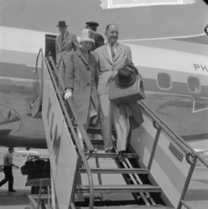Minister Luns en echtgenote terug uit Rusland, aankomst op Schiphol, Bestanddeelnr 916-6399
