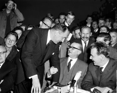 Minister Luns (Buitenlandse Zaken) praat met Alberding, Bestanddeelnr 915-1619