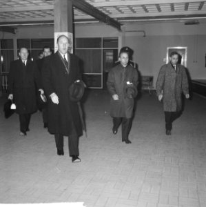 Minister Luns terug uit Parijs Luns tijdens de persconferentie, links mr A T, Bestanddeelnr 914-9591