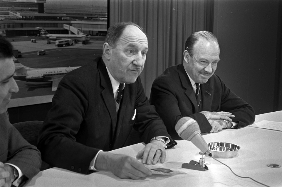 Minister Luns arriveert op Schiphol na een bezoek aan Bulgarije. Minister Luns e, Bestanddeelnr 923-1809