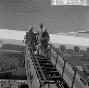 Minister Luns en echtgenote terug uit Rusland, aankomst op Schiphol, minister Lu, Bestanddeelnr 916-6404