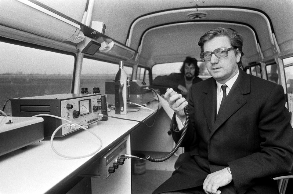 Minister Westerterp stelt geluidsmeetauto op startbaan bij Schiphol in gebruik, Bestanddeelnr 927-0777