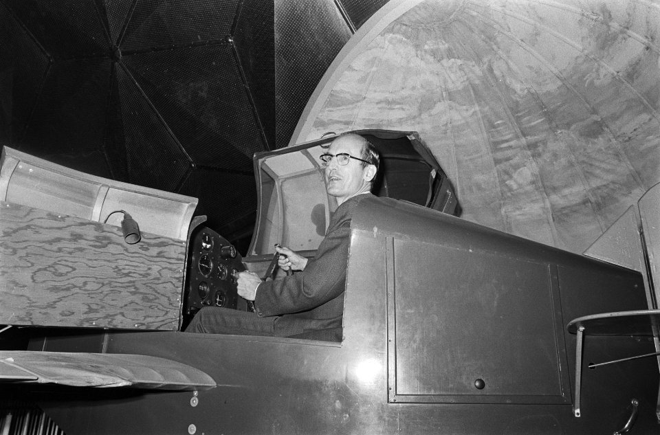 Minister Drees jr. opent Aviodome op Schiphol, Bestanddeelnr 924-7201