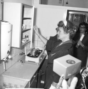 Minister dr MAM Klompe bracht bezoek aan werkwoning in Tuindorp (Osdorp Amst, Bestanddeelnr 914-1802