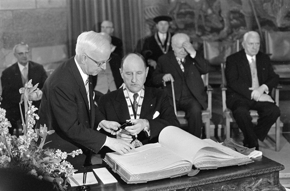 Minister Luns ontvangt Karel de Grote prijs, Bestanddeelnr 920-3006