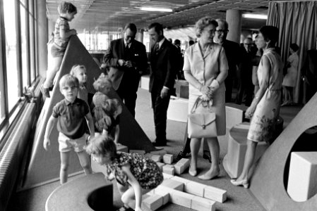 Minister Klompe opent exposities op C 70 , Rotterdam, Bestanddeelnr 923-5197