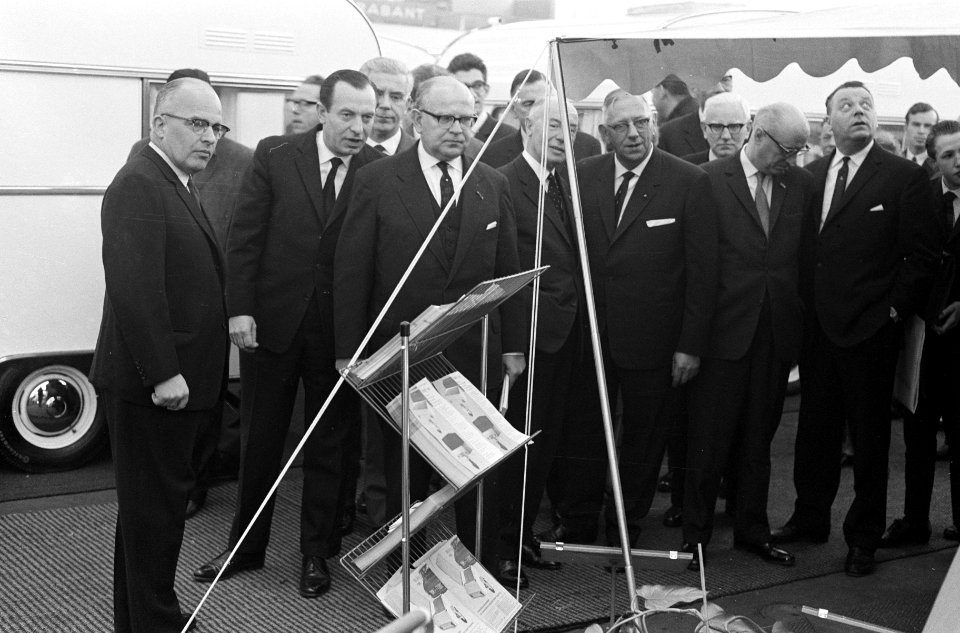Minister Korthals 46e Autotentoonstelling in RAI geopend, Bestanddeelnr 914-7964