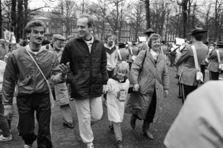 Minister Winsemius loopt mee in halve marathon in Den Haag (shirt tegen zure reg, Bestanddeelnr 933-2815
