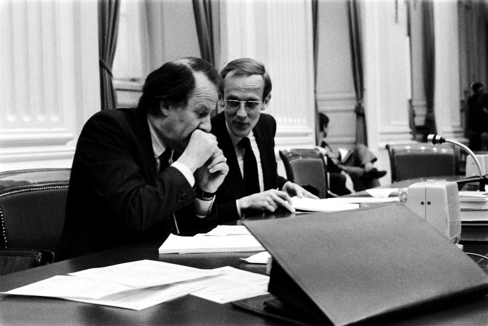Minister Winsemius (r) en Staatssecretaris Brokx achter de regeringstafel, Bestanddeelnr 932-5026