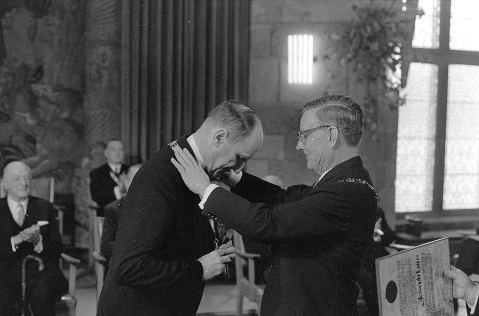 Minister Luns ontvangt Karel de Grote prijs , Burgemeester van Aken, Herman Heus, Bestanddeelnr 920-3000