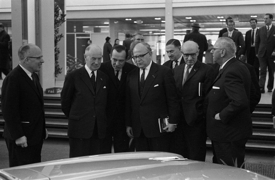 Minister Korthals 46e Autotentoonstelling in RAI geopend, Bestanddeelnr 914-7965