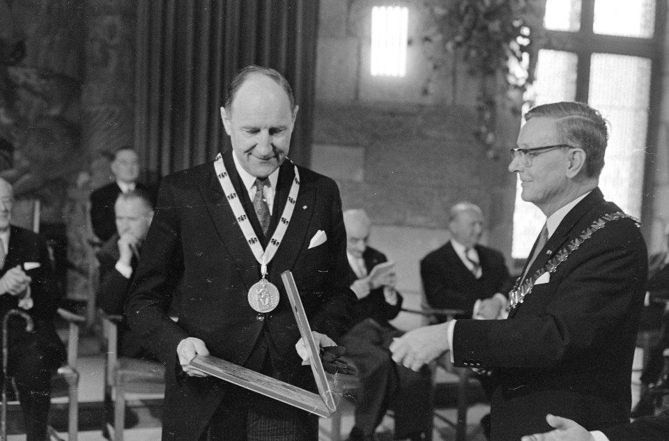 Minister Luns ontvangt Karel de Grote prijs, Bestanddeelnr 920-3008
