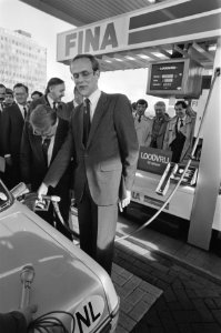 Minister Winsemius opent symbolisch 30 pompen voor loodvrije benzine Winsemius , Bestanddeelnr 933-2939