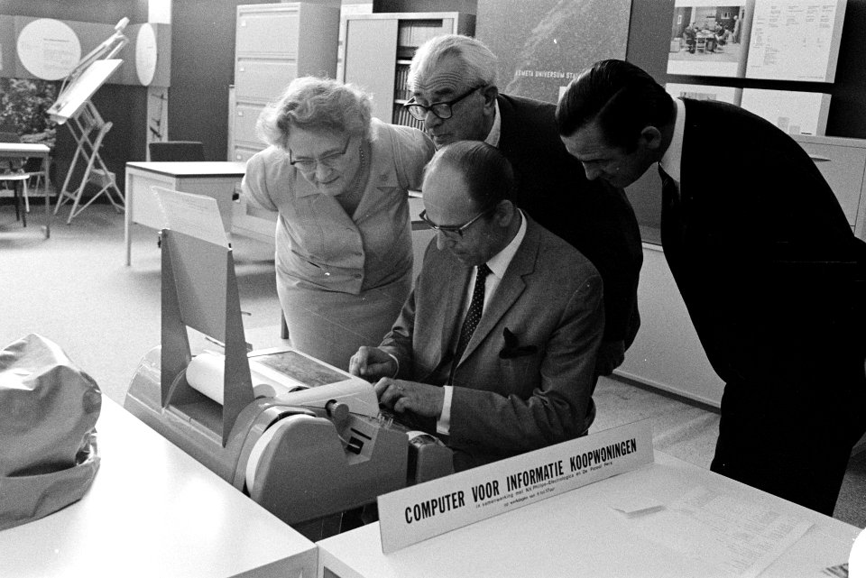 Minister Klompe opent exposities op C 70 , Rotterdam, Bestanddeelnr 923-5198