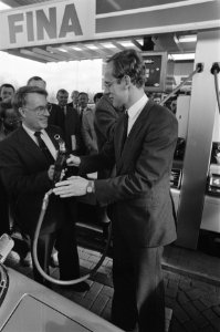 Minister Winsemius opent symbolisch 30 pompen voor loodvrije benzine Winsemius , Bestanddeelnr 933-2938
