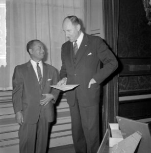 Minister Luns ontving zaakgelastigde voor Indonesie de heer M Sjarif op Ministe, Bestanddeelnr 914-9988