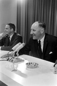 Minister Luns terug uit Polen. Hier tijdens persconferentie op Schiphol, Bestanddeelnr 920-6312 photo