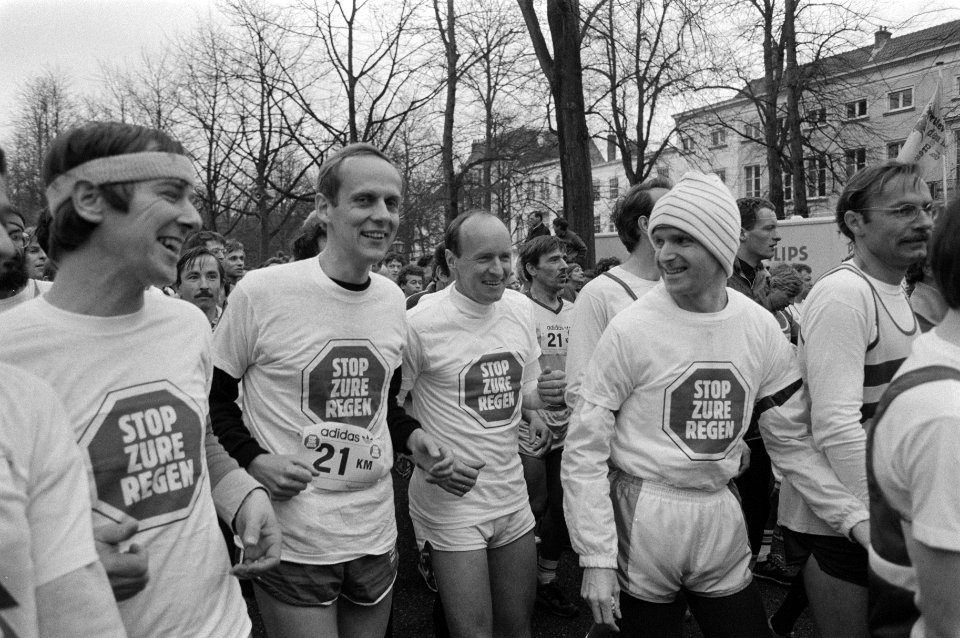 Minister Winsemius loopt mee in halve marathon in Den Haag (shirt tegen zure reg, Bestanddeelnr 933-2814