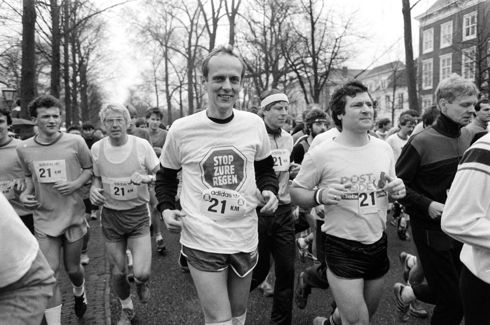 Minister Winsemius loopt mee in halve marathon in Den Haag (shirt tegen zure reg, Bestanddeelnr 933-2811